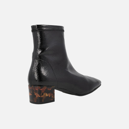 Botines de tejido elástico efecto charol cuarteado con tacón fantasía