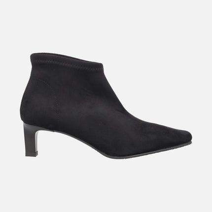 Botines en tejido elástico negro con punta afilada y tacón bajo