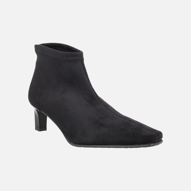 Botines en tejido elástico negro con punta afilada y tacón bajo