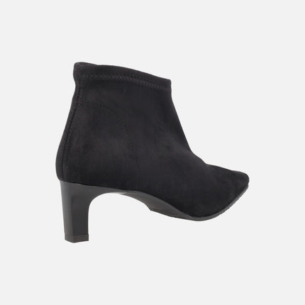 Botines en tejido elástico negro con punta afilada y tacón bajo