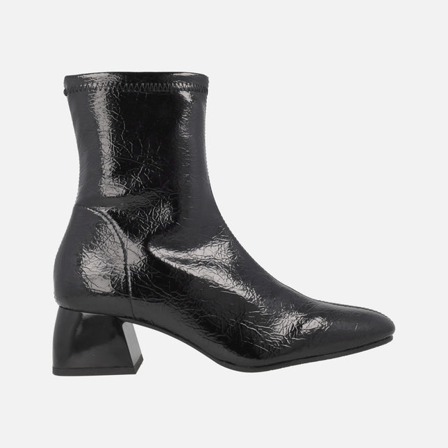 Botines de tejido elástico efecto charol cuarteado con tacón bajo