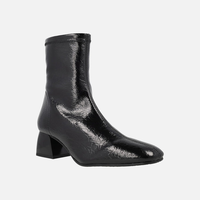 Botines de tejido elástico efecto charol cuarteado con tacón bajo