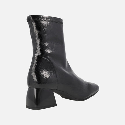 Botines de tejido elástico efecto charol cuarteado con tacón bajo