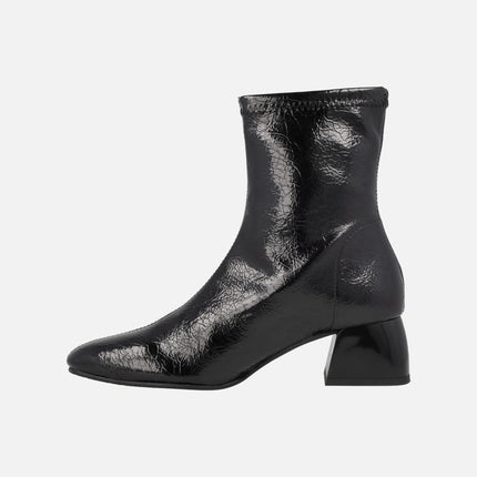 Botines de tejido elástico efecto charol cuarteado con tacón bajo