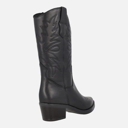 Botas de piel estilo cowboy con bordados de Viguera