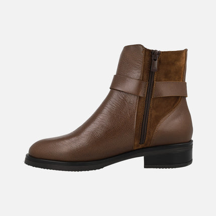 Botines de piel y serraje con adorno metálico