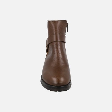 Botines de piel y serraje con adorno metálico