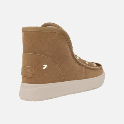 Botas australianas en serraje cuero con tachas doradas