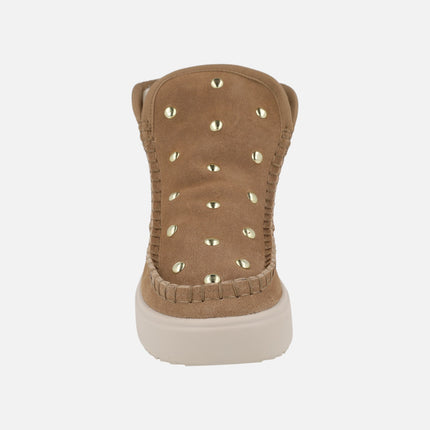 Botas australianas en serraje cuero con tachas doradas