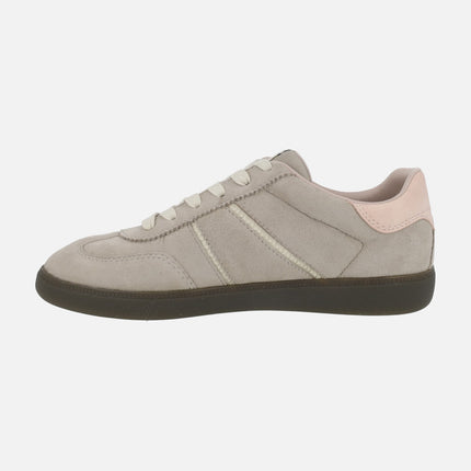 Zapatillas deportivas en serraje taupe con talonera rosa