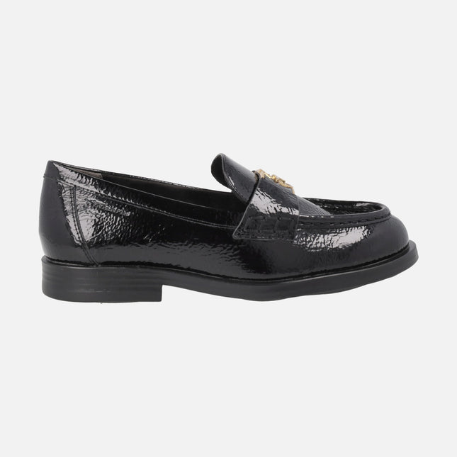 Mocasines de charol negro con adorno dorado