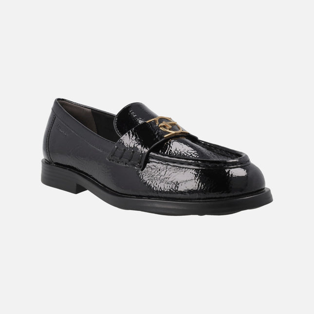 Mocasines de charol negro con adorno dorado