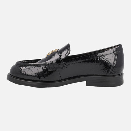 Mocasines de charol negro con adorno dorado