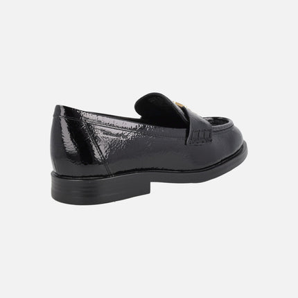 Mocasines de charol negro con adorno dorado