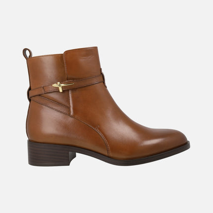 Botines de mujer en piel con adorno metálico