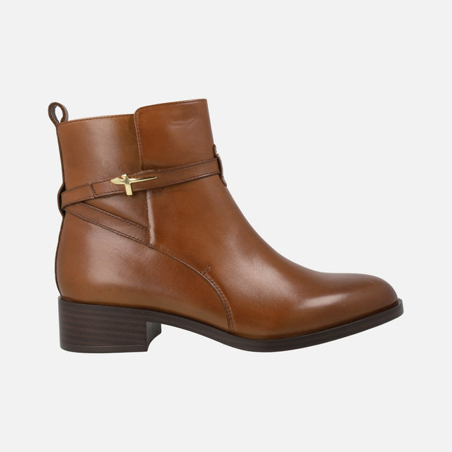 Botines de mujer en piel con adorno metálico