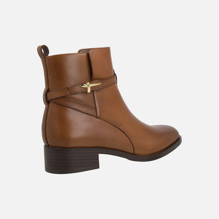 Botines de mujer en piel con adorno metálico