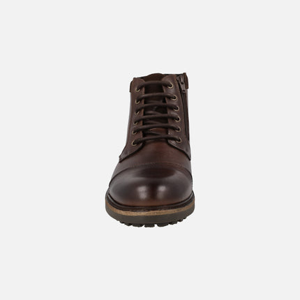 Botines de cordones en piel marrón con detalles en serraje