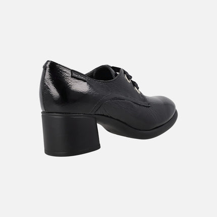 Zapatos de tacón en charol negro con cordones