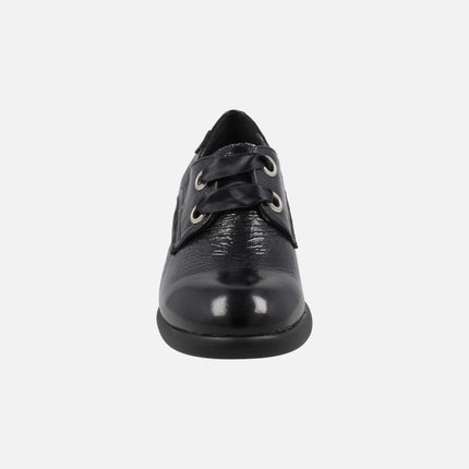 Zapatos de tacón en charol negro con cordones