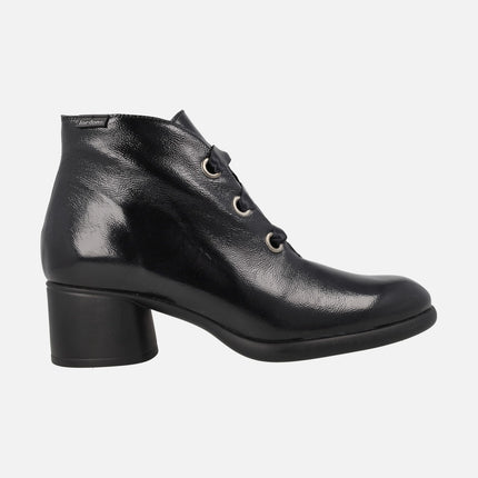 Botines de tacón en charol negro con cordones