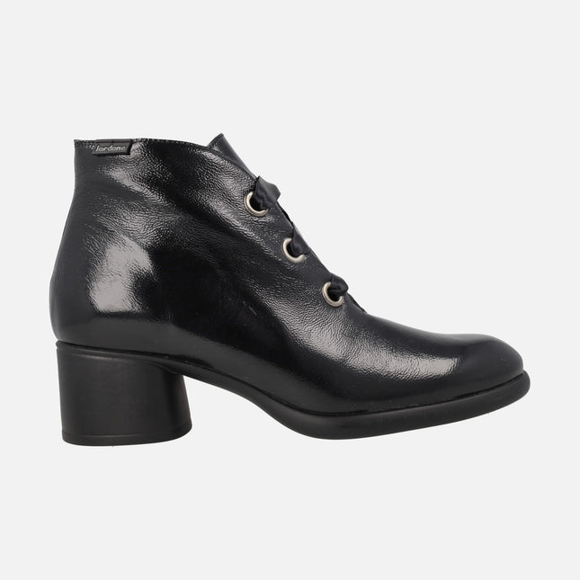 Botines de tacón en charol negro con cordones