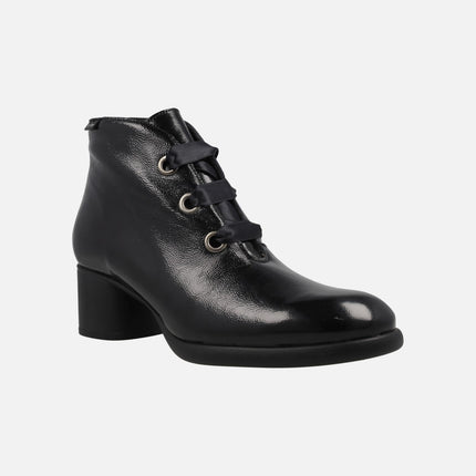 Botines de tacón en charol negro con cordones