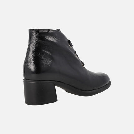 Botines de tacón en charol negro con cordones