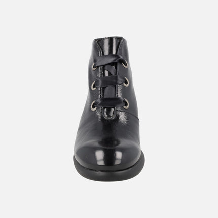 Botines de tacón en charol negro con cordones