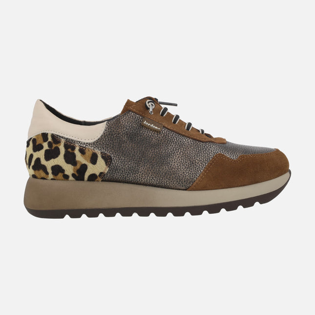 Zapatillas deportivas de piel combinadas con animal print