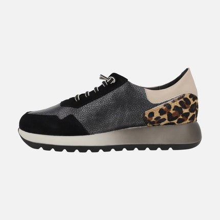 Zapatillas deportivas de piel combinadas con animal print
