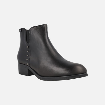 Botines negros de piel con elástico y tachas metálicas