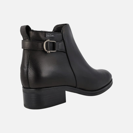 Botines negros de piel con adorno metálico