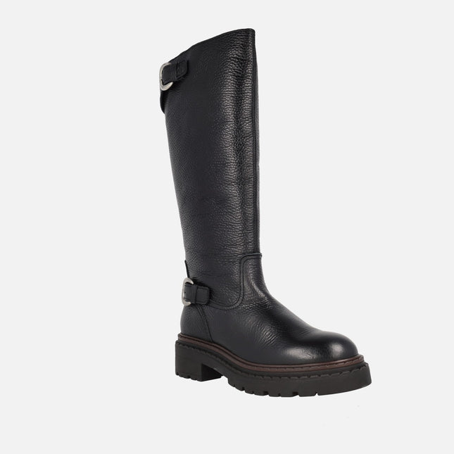 Botas altas Cecilia en piel negra con adorno de hebillas