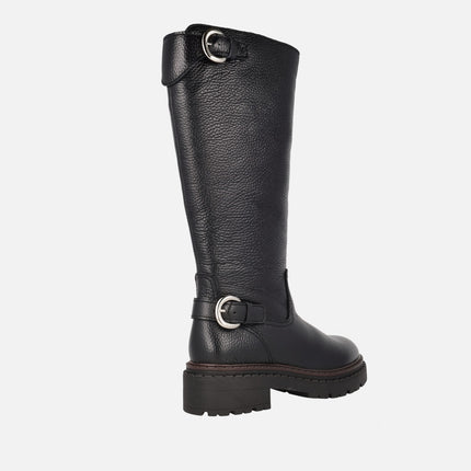 Botas altas Cecilia en piel negra con adorno de hebillas