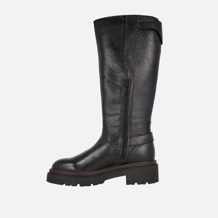 Botas altas Cecilia en piel negra con adorno de hebillas