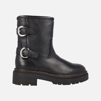 Botas bajas Azalea en piel negra con adorno de hebillas