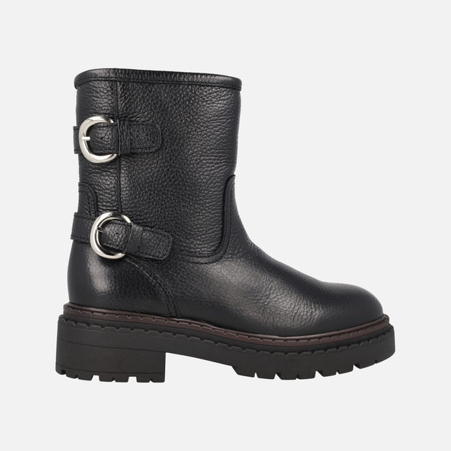 Botas bajas Azalea en piel negra con adorno de hebillas