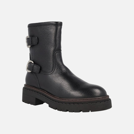 Botas bajas Azalea en piel negra con adorno de hebillas