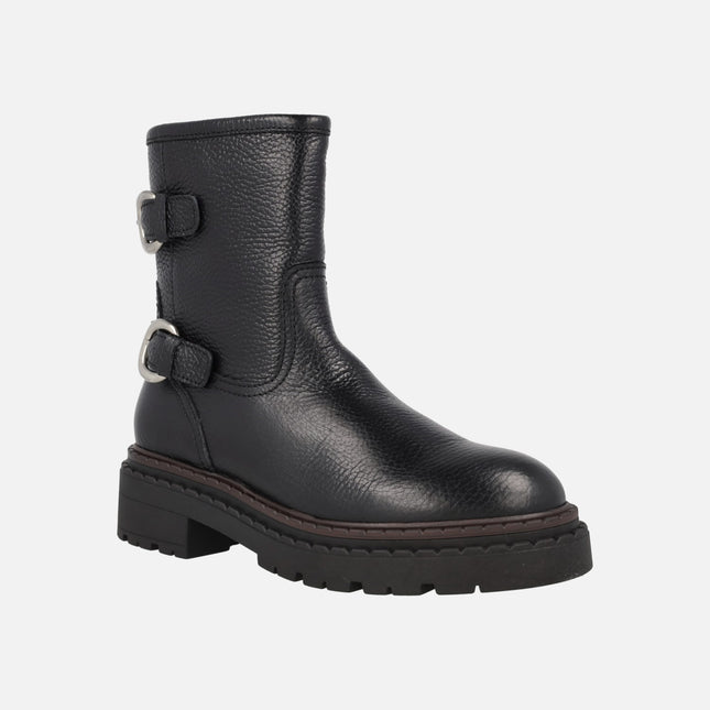 Botas bajas Azalea en piel negra con adorno de hebillas