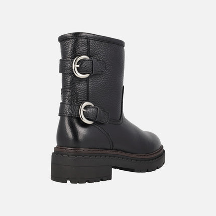 Botas bajas Azalea en piel negra con adorno de hebillas