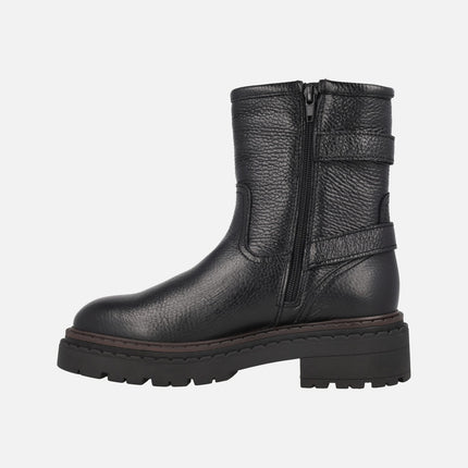 Botas bajas Azalea en piel negra con adorno de hebillas