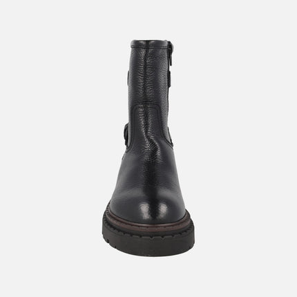 Botas bajas Azalea en piel negra con adorno de hebillas
