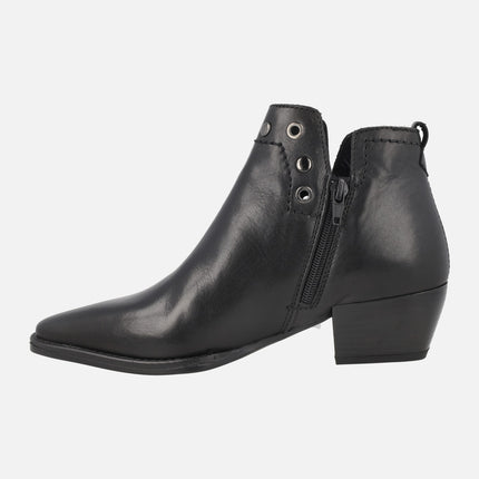 Botines negros de piel Adele con detalle de tachas plateadas