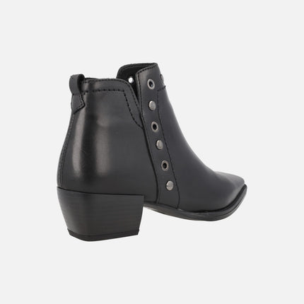 Botines negros de piel Adele con detalle de tachas plateadas