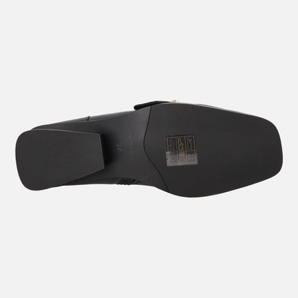 Botines en piel negra con tacón bajo y chapa dorada