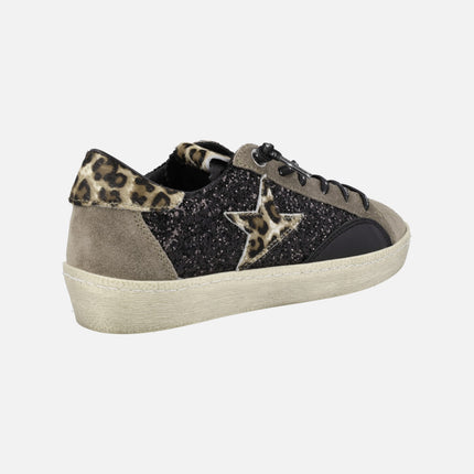 Zapatillas deportivas en combinado de glitter negro con serraje taupe y print leopardo