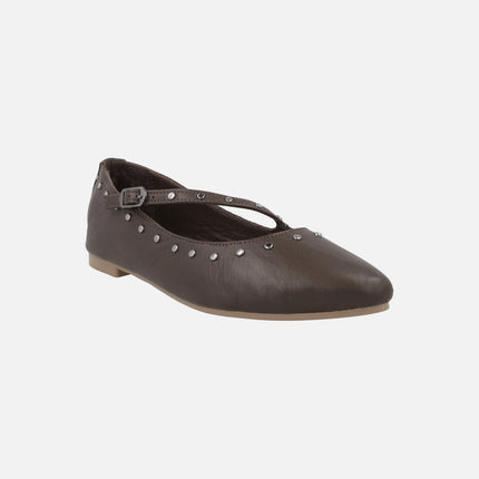 Bailarinas planas de piel con detalle de tachas y pulsera