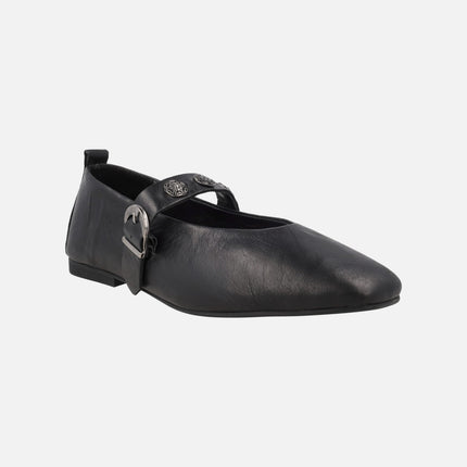 Mercedes de piel negra con adornos metálicos en la tira