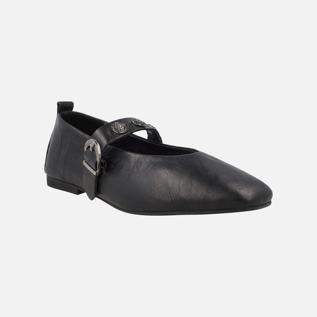 Mercedes de piel negra con adornos metálicos en la tira